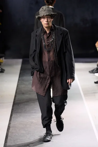 Look 18